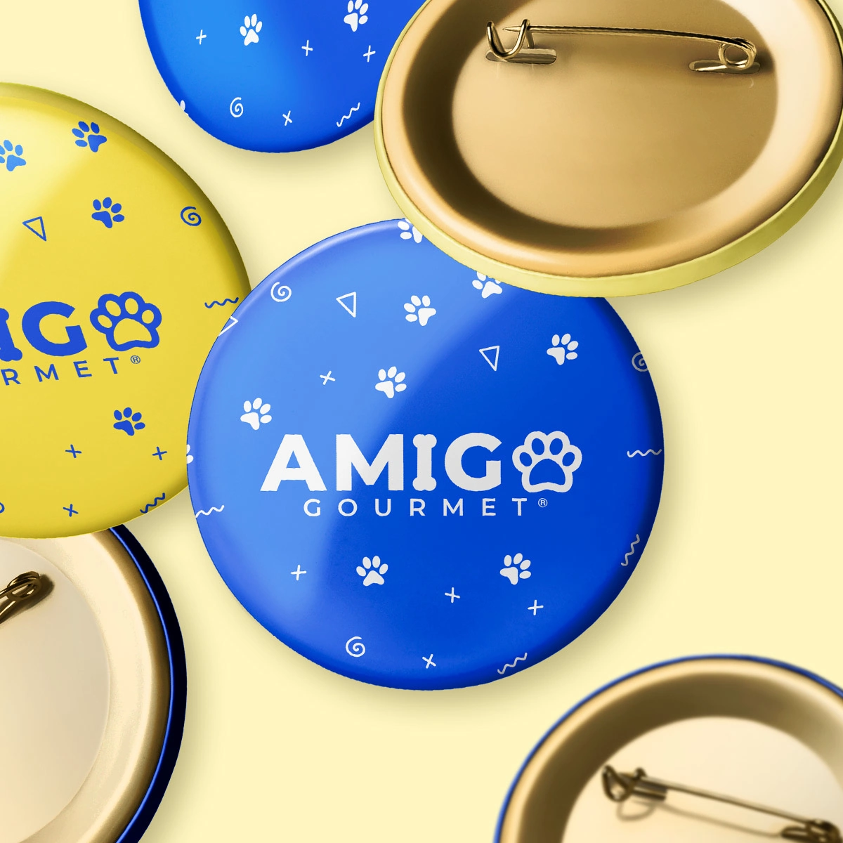 Aplicación de identidad AMIGO Gourmet en elementos promocionales.